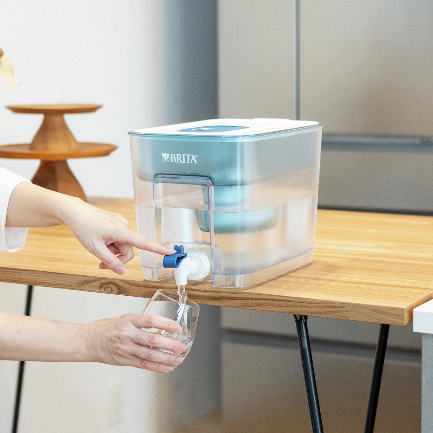 A BRITA Flow with a MAXTRA PRO PURE PERFORMANCE is used to fill a glass of water